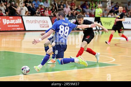 Non esclusiva: IVANO-FRANKIVSK, UCRAINA - 31 MAGGIO 2023 - i giocatori del FC KhIT Kyiv (kit blu) e del FC Urahan Ivano-Frankivsk (kit nero) sono visti in acti Foto Stock