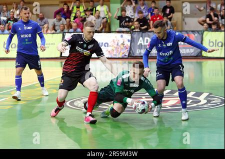 Non esclusiva: IVANO-FRANKIVSK, UCRAINA - 31 MAGGIO 2023 - i giocatori del FC KhIT Kyiv (kit blu) e del FC Urahan Ivano-Frankivsk (kit nero) sono visti in acti Foto Stock