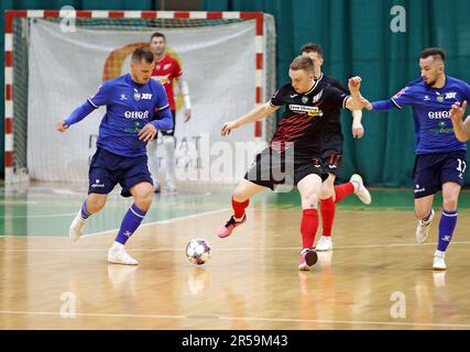 Non esclusiva: IVANO-FRANKIVSK, UCRAINA - 31 MAGGIO 2023 - i giocatori del FC KhIT Kyiv (kit blu) e del FC Urahan Ivano-Frankivsk (kit nero) sono visti in acti Foto Stock