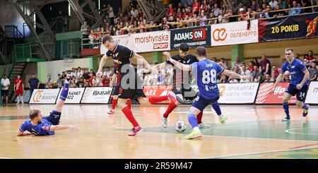 Non esclusiva: IVANO-FRANKIVSK, UCRAINA - 31 MAGGIO 2023 - i giocatori del FC KhIT Kyiv (kit blu) e del FC Urahan Ivano-Frankivsk (kit nero) sono visti in acti Foto Stock