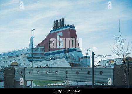 Attracco della nave a Maasvlakte Rotterdam - estensione verso ovest del porto dell'Europoort. Cielo nuvoloso. Cosa fare nei Paesi Bassi. Foto di alta qualità Foto Stock