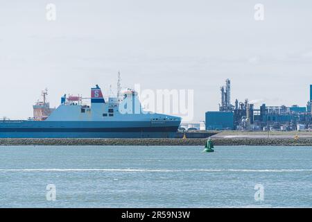 Attracco di una nave enorme a Maasvlakte Rotterdam. Tempo nuvoloso, mare calmo. Cose non convenzionali da vedere nei Paesi Bassi. Foto di alta qualità Foto Stock