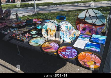 Mercato locale con belle tavole artistiche e gioielli a Hillegom città nei Paesi Bassi. Riprese all'aperto. Foto di alta qualità Foto Stock