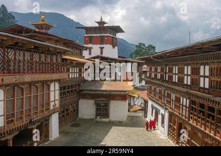 Vista sul cortile interno di Trongsa dzong nel Bhutan centrale il centro religioso e amministrativo della provincia in una giornata di festa Foto Stock