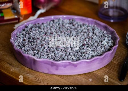 Torta di mirtilli pronta per il forno Foto Stock