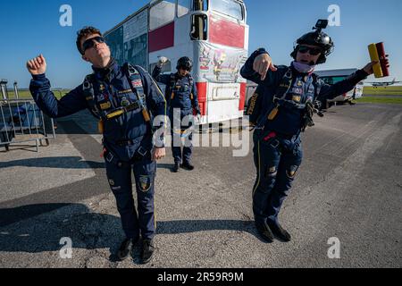 I Tigers eseguono manovre a secco a terra, prima del volo, durante l'ultimo salto di allenamento prima dell'English Riviera Airshow di Torbay sabato 3rd e domenica 4th giugno, come il Tigers Army Parachute Display Team, eseguono esercitazioni aeree e mostrano formazioni presso il Netheravon Airfield di Wiltshire. Data immagine: Giovedì 1 giugno 2023. Foto Stock