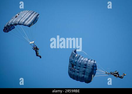 I Tigers cadono sulla terra mentre effettuano le curve strette rapide durante l'ultimo salto di addestramento prima dell'English Riviera Airshow a Torbay sabato 3rd e domenica 4th giugno, come il Tigers Army Parachute Display Team, eseguono le esercitazioni aeree e le formazioni di esposizione presso l'aeroporto Netheravon di Wiltshire. Data immagine: Giovedì 1 giugno 2023. Foto Stock