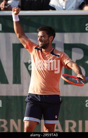 Parigi, Francia. 01st giugno, 2023. Genaro Alberto Olivieri di Argentina celebra la sua vittoria su Andrea Vavassori d'Italia durante il giorno 5 del 2023 French Open, Roland-Garros 2023, secondo torneo di tennis Grand Slam dell'anno, il 1 giugno 2023 allo Stade Roland-Garros di Parigi, Francia - Foto Jean Catuffe/DPPI Credit: DPPI Media/Alamy Live News Foto Stock