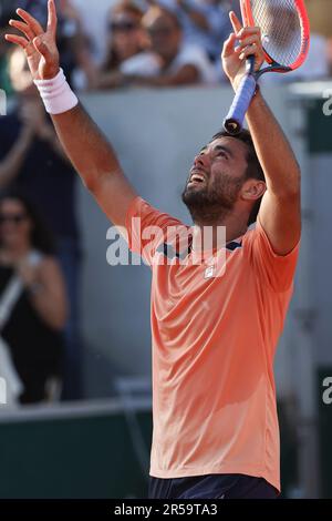 Parigi, Francia. 01st giugno, 2023. Genaro Alberto Olivieri di Argentina celebra la sua vittoria su Andrea Vavassori d'Italia durante il giorno 5 del 2023 French Open, Roland-Garros 2023, secondo torneo di tennis Grand Slam dell'anno, il 1 giugno 2023 allo Stade Roland-Garros di Parigi, Francia - Foto Jean Catuffe/DPPI Credit: DPPI Media/Alamy Live News Foto Stock