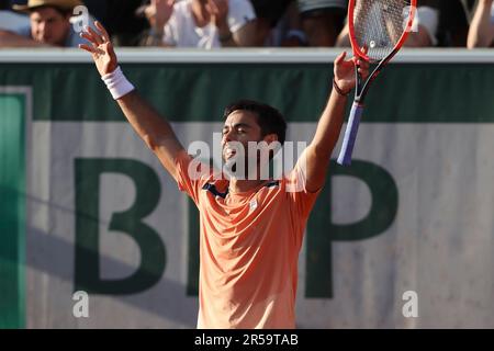 Parigi, Francia. 01st giugno, 2023. Genaro Alberto Olivieri di Argentina celebra la sua vittoria su Andrea Vavassori d'Italia durante il giorno 5 del 2023 French Open, Roland-Garros 2023, secondo torneo di tennis Grand Slam dell'anno, il 1 giugno 2023 allo Stade Roland-Garros di Parigi, Francia - Foto Jean Catuffe/DPPI Credit: DPPI Media/Alamy Live News Foto Stock