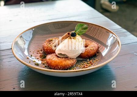Frittelle di mele con gelato alla vaniglia presso il ristorante svizzero Stadthaus, Unterseen, Svizzera Foto Stock