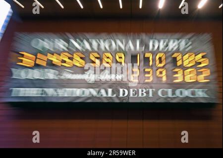 New York, Stati Uniti. 1st giugno, 2023. Questa foto mostra il National Debt Clock a New York, negli Stati Uniti, il 1 giugno 2023. Dopo mesi di lotta di braccio partisan, gli Stati Uniti Il Congresso ha approvato il disegno di legge per aumentare il tetto del debito americano dopo il passaggio del Senato alla fine di giovedì, la 103rd volta dal 1945, consentendo al governo di evitare un default del debito prendendo a prestito di più. Credit: Li Rui/Xinhua/Alamy Live News Foto Stock