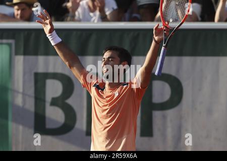 Parigi, Francia - 1 giugno 2023, Genaro Alberto Olivieri dell'Argentina celebra la sua vittoria su Andrea Vavassori d'Italia durante il giorno 5 del 2023 French Open, Roland-Garros 2023, secondo torneo di tennis Grand Slam dell'anno, il 1 giugno 2023 allo Stade Roland-Garros di Parigi, Francia - Foto: Jean Catuffe/DPPI/LiveMedia Foto Stock