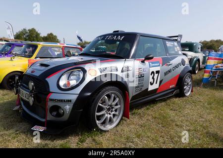 Vista frontale di tre quarti di una 2008, Silver, Mini Cooper S, pronta per la gara, in esposizione al 2023° Deal Classic Car Show Foto Stock