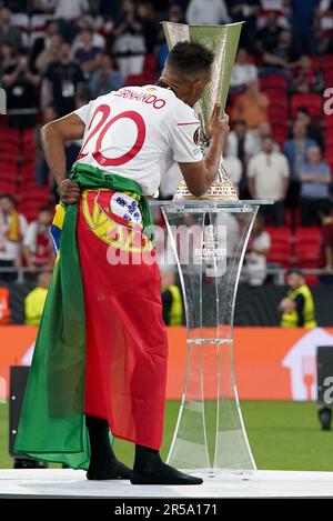 Fernando del Sevilla FC bacia il trofeo durante la partita finale della UEFA Europa League tra il Sevilla FC e COME Roma alla Puskas Arena, Budapest, Ungheria il 31 maggio 2023. Credit: Giuseppe Maffia/Alamy Live News Foto Stock