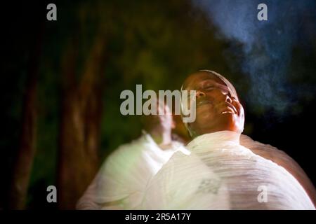 Una donna etiope canta canzoni tradizionali durante una cerimonia del caffè e una cena a Gondar, nel nord dell'Etiopia. Foto Stock