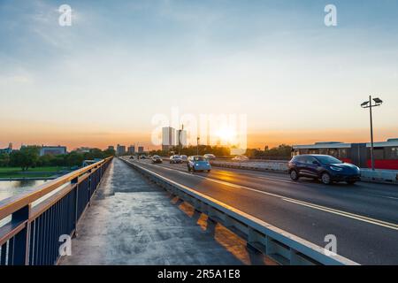 Ponte di Branko durante il tramonto a Belgrado. Serbia Foto Stock