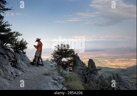 Un escursionista legge la mappa lungo Tahoe Rim Trail. Foto Stock