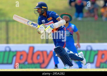 Hambantota, Sri Lanka. 02nd giugno 2023. Dushan Hemantha dello Sri Lanka corre tra i wickets durante la partita di cricket ODI del 1st tra Sri Lanka e Afghanistan al Mahinda Rajapaksa International Cricket Stadium di Hambantota il 02nd giugno 2023. Viraj Kothalwala/Alamy Live News Foto Stock