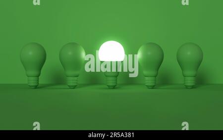 Una lampadina ecologica si accende accanto ad altre che sono spente. Foto Stock