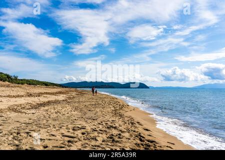 Spiaggia sabbiosa nel Parco Rimigliano, area protetta nel comune di San Vincenzo, Toscana, Italia, con due persone a piedi Foto Stock