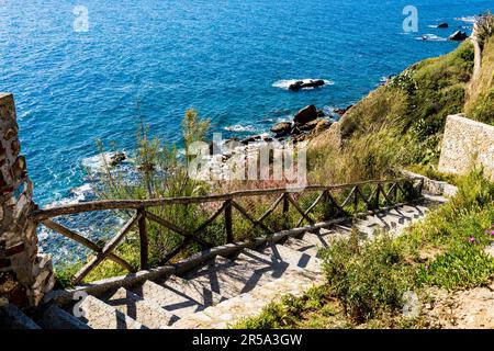 Scale sulla scogliera lungo la costa di Piombino, nel Belvedere Elisa Bonaparte, accanto al Museo Archeologico e alle Mura di Leonardo, Toscana, Italia Foto Stock