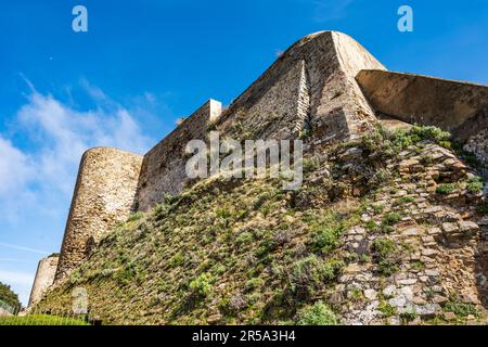 Le mura di Leonardo, una fortificazione progettata da Leonardo da Vinci all'inizio del XVI secolo, accanto al Museo Archeologico di Piombino, Toscana, Italia Foto Stock