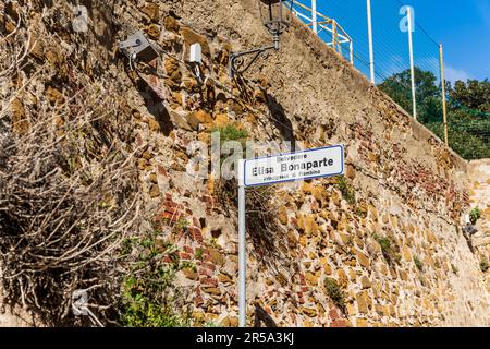 Cartello stradale con indicazione "Belvedere Elisa Bonaparte" accanto al Museo Archeologico e alle Mura di Leonardo, a Piombino, Toscana, Italia Foto Stock