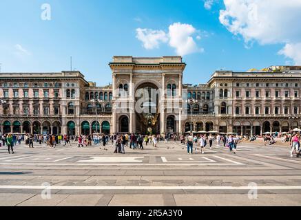 Galleria Vittorio Emanuele II, costruita nel XIX secolo, popolare punto di riferimento di Milano, meta di turisti, Italia Foto Stock