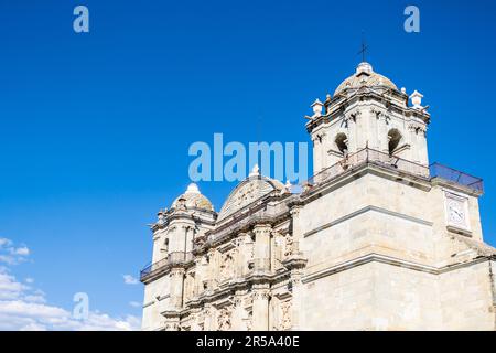 Cattedrale coloniale di Oaxaca, Messico, contro il cielo azzurro. Foto Stock