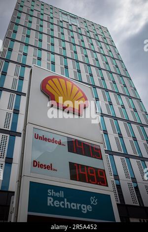 Stazione di benzina Shell nel centro di Londra vicino alla rotatoria di Old Street. Cartello Stazione benzina Shell. Prezzi del carburante nel Regno Unito, Prezzi del carburante nel Regno Unito. Foto Stock