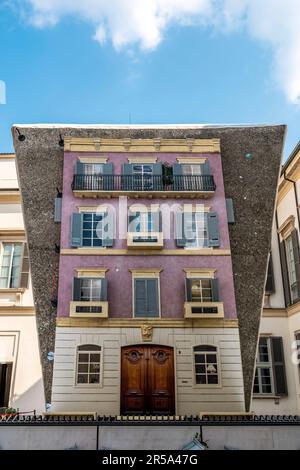 Installazione d'arte temporanea con un enorme specchio nel cortile di Palazzo reale, nel centro di Milano, regione Lombardia, Italia Foto Stock