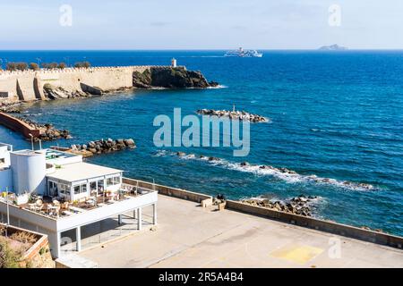 Piazza Bovio si estendeva nel Mar Mediterraneo, nel centro di Piombino, in provincia di Livorno Toscana Foto Stock