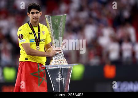 Bono Yassine Bounou del Sevilla FC festeggia alla fine della partita finale della UEFA Europa League tra il Sevilla FC e come Roma alla Puskas Arena il 31 2023 maggio a Budapest, Ungheria . Foto Stock