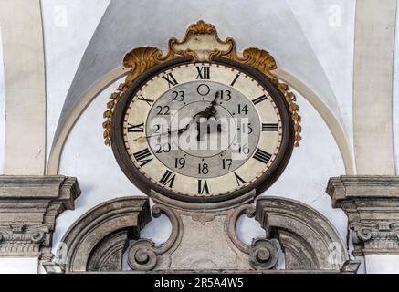 Il vecchio orologio sopra l'ingresso della Pinacoteca di Brera nel quartiere Brera, nel centro di Milano, Italia Foto Stock