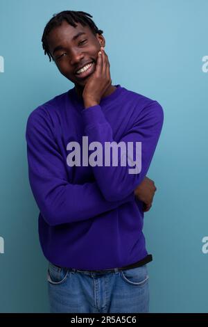 giovane afro-americano positivo con greggi in felpa blu Foto Stock