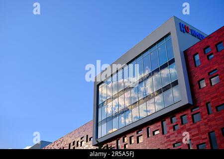 Amersfoort, Paesi Bassi, 8 agosto 2022. L'edificio HU nel mezzo del quartiere Eemkwartier. Vista ad angolo basso. Foto Stock