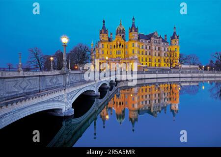 Castello di Schwerin illuminato con il ponte del castello per l'isola del castello in serata, Germania, Meclemburgo-Pomerania occidentale, Schwerin Foto Stock