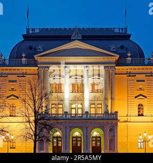 Teatro Statale del Meclemburgo-Pomerania occidentale illuminato in serata, Big House, Germania, Meclemburgo-Pomerania occidentale, Schwerin Foto Stock