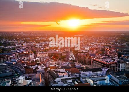 Panorama della città, vista dalla City-Hochhaus alla città con la St Thomas Chiesa al tramonto, Germania, Sassonia, Lipsia Foto Stock