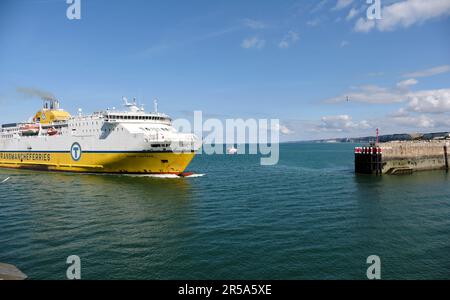 Dieppe, Normandia, Francia - 21 2022 settembre: Il traghetto passeggeri DFDS da Newhaven in arrivo al porto di Dieppe Foto Stock