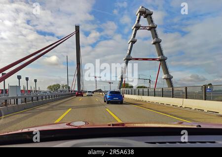 Vista dall'auto sull'autostrada A1 mentre si attraversa il vecchio ponte sul Reno con il nuovo ponte accanto ad esso, Germania, Renania settentrionale-Vestfalia, Foto Stock