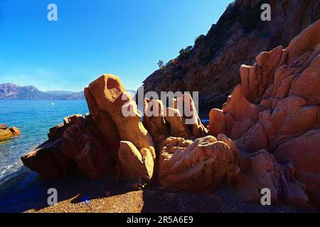 Plage de Ficajola, formazione rocciosa in una baia balneare sul Golfo di Porto, Francia, Corsica Foto Stock