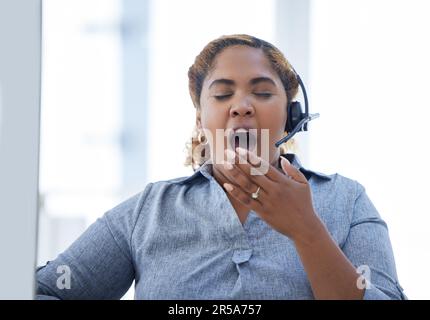 Call center, sbadiglio e donna stanca in ufficio per il telemarketing, crm o contattaci, esausta e addormentata. Burnout, yawning e consulente femminile Foto Stock