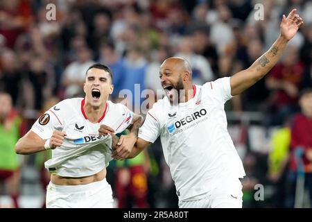 Budapest, Ungheria. 01st giugno, 2023. Marcao del Sevilla FC celebra la vittoria con Erik lamela del Sevilla FC dopo che Gonzalo Montiel del Sevilla FC ha segnato una penalità decisiva durante la finale della UEFA Europa League tra il Sevilla FC e COME Roma alla Puskas Arena di Budapest, Ungheria, il 31 maggio 2023. Credit: Giuseppe Maffia/Alamy Live News Foto Stock