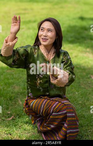 Un artista della Royal Academy of Performing Arts (RAPA) di Thimphu, Bhutan, dimostra graziosamente la danza tradizionale bhutanese. Foto Stock