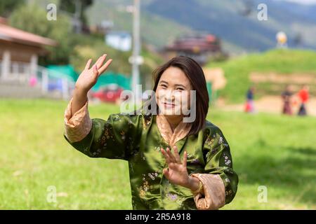 Un artista della Royal Academy of Performing Arts (RAPA) di Thimphu, Bhutan, dimostra graziosamente la danza tradizionale bhutanese. Foto Stock