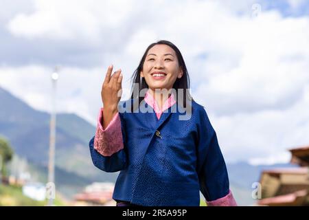 Un artista della Royal Academy of Performing Arts (RAPA) di Thimphu, Bhutan, dimostra graziosamente la danza tradizionale bhutanese. Foto Stock