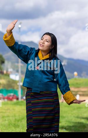 Un artista della Royal Academy of Performing Arts (RAPA) di Thimphu, Bhutan, dimostra graziosamente la danza tradizionale bhutanese. Foto Stock