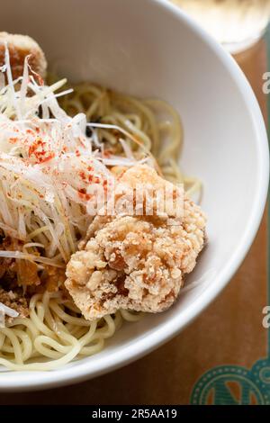 Karage di pollo con tagliatelle di soba, Tokyo, Giappone. Foto Stock
